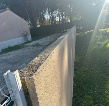 Pose de coiffes de mur PVC avant travaux dans le Lot et Garonne