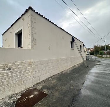 Pose de gouttière, descente d'eaux pluviales avant travaux en Charente Maritime
