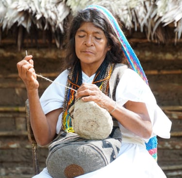 Mujer aruhaca tejiendo 