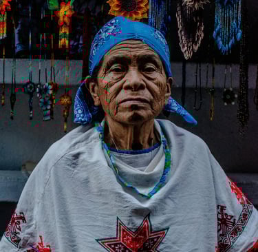 Mujer indigena exponiendo sus artesanias