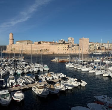 Vue panoramique des bateaux amarrés au Vieux Port de Marseille avec le Fort Saint-Jean en arrière-pl