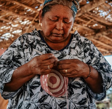 Mujer wayuu tejiendo