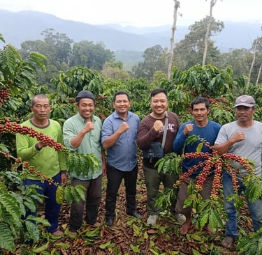 Para petani yang bekerjasama dengan Sin Coffeeshop