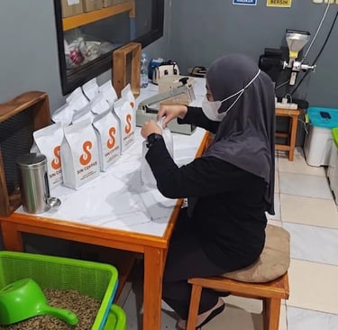 Proses packing biji kopi yang sudah terpilih dengan kualitas terbaik SIn Coffesshop palu