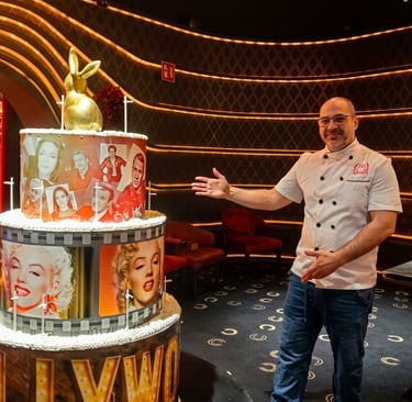 Maestro pastelero de Confitería ISA en Murcia mostrando una espectacular tarta personalizada temáti