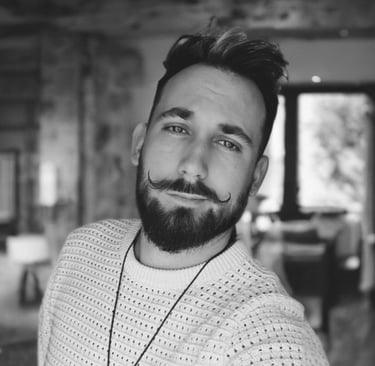 photo de l'artiste - illustrateur en noir et blanc