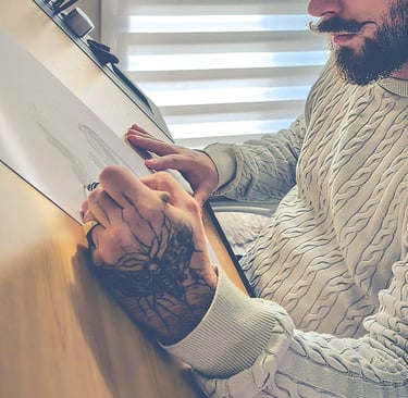 photo de l'artiste en train de dessiner une illustration originale