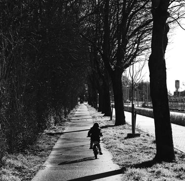 straatfotografie verhaal jongetje op de fiets