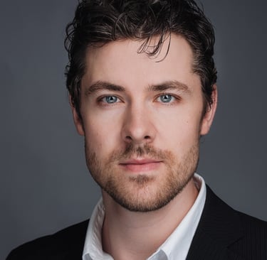 Corporate headshot voor LinkedIn-profiel, strak en professioneel belicht in studio.