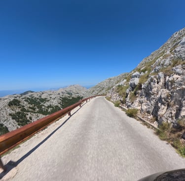 Bergstrasse auf den Sveti Jure mit Sicht in die Ferne