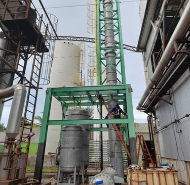 Equipe engebraga responsável pela montagem industrial eletromecânica - coluna destilação