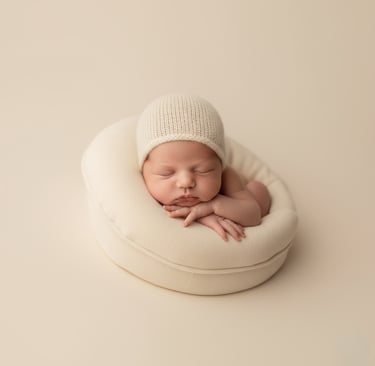 Best time for newborn photography. Professional maternity, milestone photography