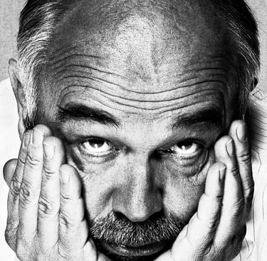 Gérard Jugnot portrait serré noir et blanc — photographie par Enzo Minardi pour Score Magazine, Paris