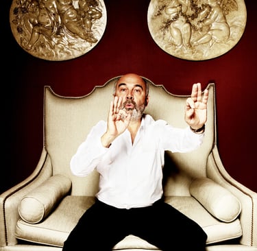 Gérard Jugnot chef d'orchestre — Portrait pour Score Magazine par Enzo Minardi, hôtel du 6ème, Paris