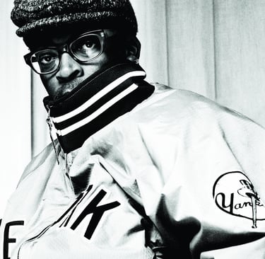 Portrait de Spike Lee en noir et blanc, Plaza Athénée Paris — photographie par Enzo Minardi