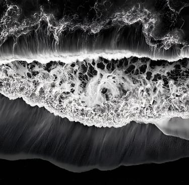 Photographie aérienne drone d'un surfeur dans l'océan Atlantique, tirage unique 1/1 par Enzo Minardi