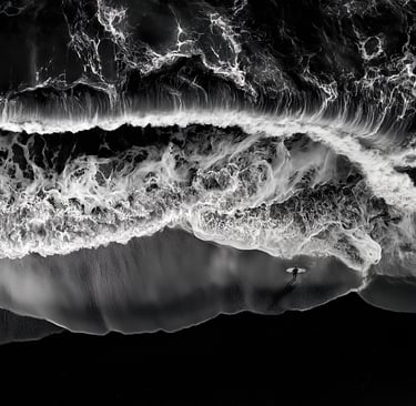 Photographie aérienne drone d'un surfeur dans l'océan Atlantique, tirage unique 1/1 par Enzo Minardi