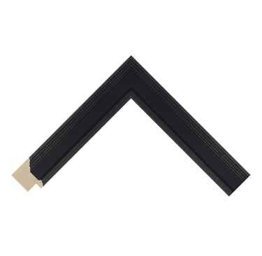 An elegant black frame with stylish ridged detailing.