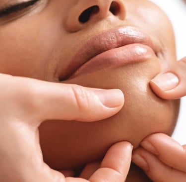 Jeune femme recevant un KOBIDO Massage Facial du Japon