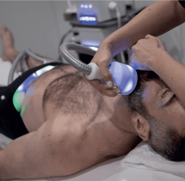 Jeune homme recevant un soin visage Eclat par le froid