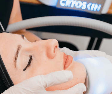 Jeune femme recevant un soin visage anti Age par le froid