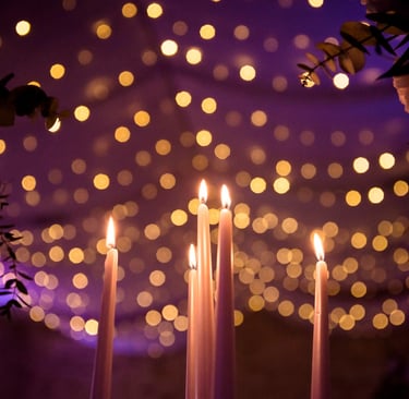 a candle lite up in the dark