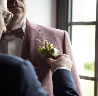 a man in a suit and tie dyes a bouton bouton bouton