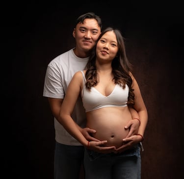 un couple pose pour une séance grossesse en studio à troyes