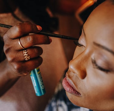 une femme se fait préparer pour son mariage par une maquilleuse professionnelle