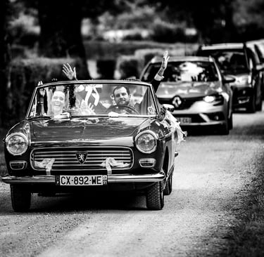 les mariés arrivent au domaine dans une jolie décapotable