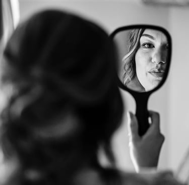 une future mariée vérifie son maquillage dans le miroir