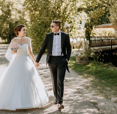 un couple de mariés se rendent à la mairie à pied