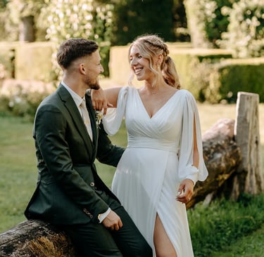 un couple de mariés se regardent