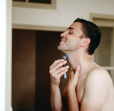 un homme en train de se raser