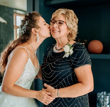 la mariée embrasse sa maman après les préparatifs