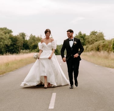 un couple de mariés lors de leur séance photo de couple