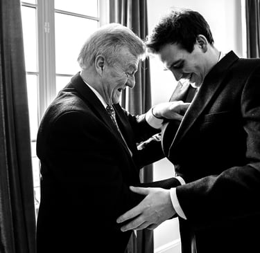 un père aide son fils à s'habiller lors du mariage