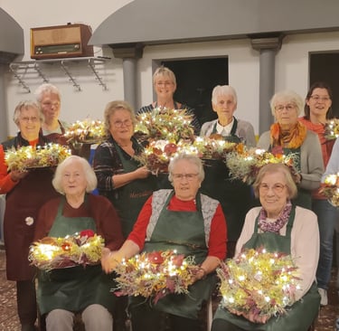 Kränze binden mit den Bergmannsfrauen
