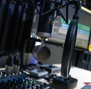 studio avec micro Neumann et enceintes KRK et DAW type Logic Pro