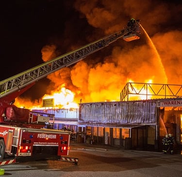 Schulz & Partner Grobbrand mit Drehleiter im Vordergrund