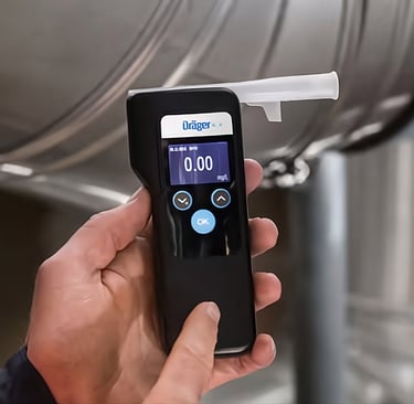 Alcoholímetro digital para empresas mostrando lectura en pantalla, modelo usado en control laboral