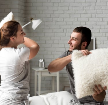 <a href="https://www.freepik.es/foto-gratis/adorable-joven-mujer-lucha-almohadas_6653978.htm#fromVie