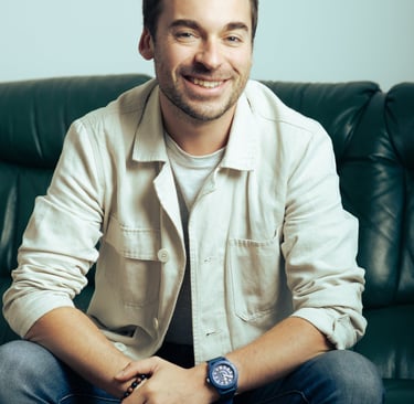 Aurélien Cailloce animateur professionnel événement france le mans portrait micro