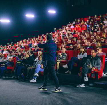 Aurélien Cailloce, animateur au micro face public prise de parole