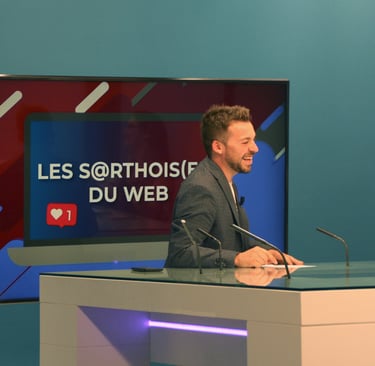 Rire de l'animateur et journaliste sarthe Aurélien Cailloce lors d'un direct sur LMtv Sarthe 