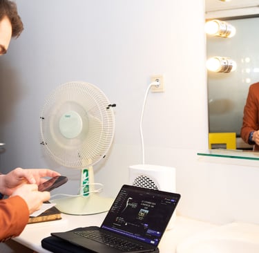 Photo de l'animateur Aurélien Cailloce en coulisses sur LMtv Sarthe 