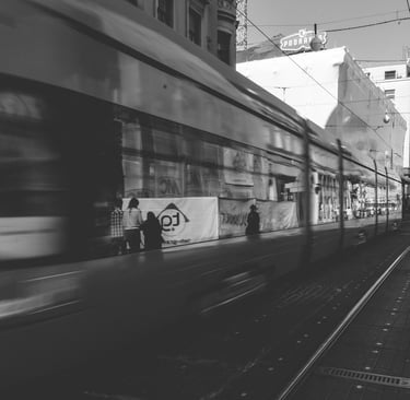 photo de rue en noir et blanc d'un reflet dans un tramway en Croatie 66