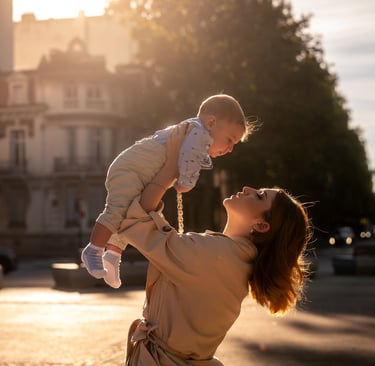 Séance photo mère fils en extérieur, immortalisant des instants de complicité et de tendresse .66