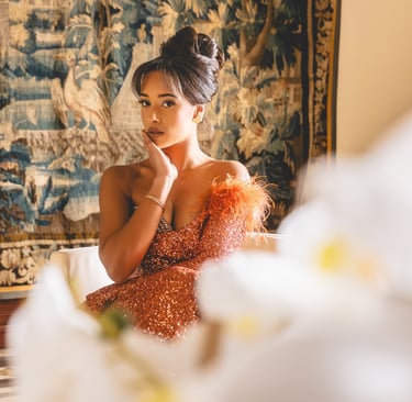 model manequin assise devant un bouquet de fleurs , photo lumiere naturelle 66 perpignan