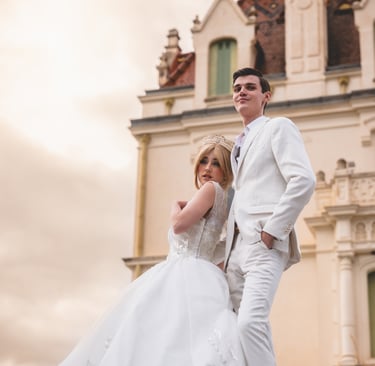 Photo d'un jeune couple de marié devant un magnifique chateau , perpignan mariage 66